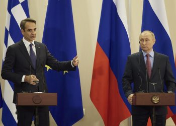 (ΞΕΝΗ ΔΗΜΟΣΙΕΥΣΗ) Ο πρωθυπουργός Κυριάκος Μητσοτάκης και ο Ρώσος  Πρόεδρος Βλάντιμιρ Πούτιν κάνουν δηλώσεις μετά την συνάντηση τους στο Σότσι της Ρωσίας, Τετάρτη 8 Δεκεμβρίου 2021. Eφ' όλης της ύλης τετ α τετ αναμένεται να έχουν σήμερα στο Σότσι της Ρωσίας ο πρωθυπουργός, Κυριάκος Μητσοτάκης και ο Ρώσος πρόεδρος, Βλάντιμιρ Πούτιν, στην πρώτη τους συνάντηση μετά την εκλογή της κυβέρνησης της Νέας Δημοκρατίας τον Ιούλιο του 2019. Σε μία ιδιαιτέρως κρίσιμη συγκυρία τόσο από γεωπολιτικής, όσο και από ενεργειακής σκοπιάς, οι συζητήσεις των δύο ηγετών αναμένεται να καλύψουν όλο το φάσμα της Ελληνο - ρωσικής πολιτικής, εμπορικής, οικονομικής, πολιτιστικής και ανθρωπιστικής συνεργασίας με αρμόδιες κυβερνητικές πηγές να υπενθυμίζουν πως το 2021 είναι έτος Ιστορίας Ελλάδος - Ρωσίας. Επιπλέον θα θέσουν επί τάπητος ζητήματα των διεθνών και περιφερειακών εξελίξεων, και εν προκειμένω τα τεκταινόμενα στην Ανατολική Μεσόγειο, τις εξελίξεις στη Λιβύη, αλλά και την τροπή της πανδημίας παγκοσμίως. ΑΠΕ-ΜΠΕ/ΓΡΑΦΕΙΟ ΤΥΠΟΥ ΠΡΩΘΥΠΟΥΡΓΟΥ/ΔΗΜΗΤΡΗΣ ΠΑΠΑΜΗΤΣΟΣ