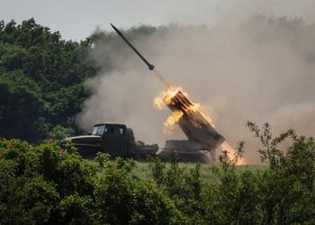 Ukrainian service members fire a BM-21 Grad multiple rocket launch system, near the town of Lysychansk, Luhansk region, amid Russia's attack on Ukraine June 12, 2022. REUTERS/Gleb Garanich