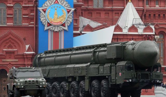 epa03211668 Russian strategic nuclear missile Topol-M moves on the Red square during Victory Day parade in Moscow marking 67-year anniversary of victory over nazi Germany, Moscow, Russia, 09 May 2012.  EPA/SERGEI CHIRIKOV