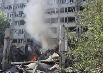 epa10076277 A handout photo made available by the press service of the State Emergency Service of Ukraine shows a damaged building after a shelling in Mykolaiv, Ukraine, 17 July 2022. According to Mykolaiv Regional State Administration head Vitaly Kim, Mykolaiv was under massive rocket fire in which two industrial enterprises caught fire.  EPA/UKRAINIAN STATE EMERGENCY SERVICE / HANDOUT  HANDOUT EDITORIAL USE ONLY/NO SALES