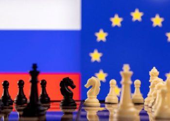 FILE PHOTO: Chess pieces are seen in front of displayed Russian and EU flags in this illustration taken January 25, 2022. REUTERS/Dado Ruvic/Illustration/File Photo