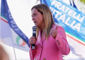 Leader of Italy's nationalist Brothers of Italy (Fratelli d'Italia) party and frontrunner to become prime minister Giorgia Meloni, holds a closing rally in Naples, Italy, September 23, 2022. REUTERS/Ciro De Luca