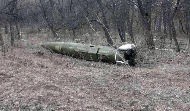 An unexploded short range hypersonic ballistic missile, according to Ukrainian authorities, from  Iskander complex is seen amid Ukraine-Russia conflict in Kramatorsk, Ukraine, in this handout picture released March 9, 2022.  Press service of the National Guard of Ukraine/Handout via REUTERS ATTENTION EDITORS - THIS IMAGE HAS BEEN SUPPLIED BY A THIRD PARTY.