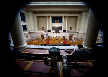 Συζήτηση στην Ολομέλεια της Βουλής για τις προτάσεις που κατέθεσαν για σύσταση προανακριτικών επιτροπών, σχετικά με τη σύμβαση "717" που αφορά τη "Σηματοδότηση σιδηροδρομικού άξονα Αθηνών - Προμαχώνα" και στρέφεται κατά τεσσάρων πρώην και νυν υπουργών του Κώστα Αχ. Καραμανλή, του Χρήστου Σπίρτζη, του Κωστή Χατζηδάκη και του Μιχάλη Χρυσοχοΐδη, Παρασκευή 24 Νοεμβρίου 2023. Οι δύο σχετικές προτάσεις είχαν κατατεθεί από ΣΥΡΙΖΑ - Προοδευτική Συμμαχία και ΠΑΣΟΚ - Κίνημα Αλλαγής. 
(ΓΙΩΡΓΟΣ ΚΟΝΤΑΡΙΝΗΣ/EUROKINISSI)