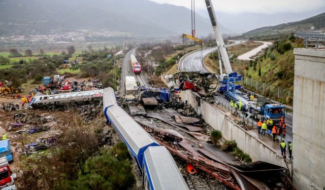 Έρευνες των σωστικών συνεργείων για τους αγνοούμενους στα συντρίμμια των δύο αμαξοστοιχιών που συγκρούστηκαν στα Τέμπη, Πέμπτη 2 Μαρτίου 2023.  (ΛΕΩΝΙΔΑΣ ΤΖΕΚΑΣ/EUROKINISSI)