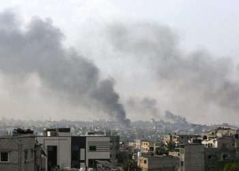 Smoke rises following Israeli strikes during an Israeli military operation in Rafah, in the southern Gaza Strip, May 28, 2024. REUTERS/Hatem Khaled