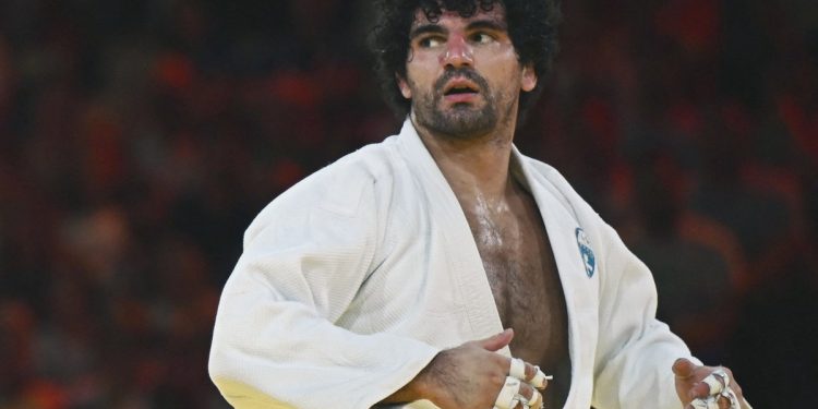 Paris 2024 Olympics - Judo - Men -90 kg Repechage contest - Champ de Mars Arena, Paris, France - July 31, 2024.  Theodoros Tselidis of Greece and Aram Grigorian of United Arab Emirates during their bout. REUTERS/Arlette Bashizi