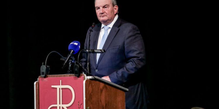Παρουσίαση του βιβλίου του δημοσιογράφου Γιώργου Χαρβαλιά "Γιαβόλ - Αίμα και Λήθη" στην Πάτρα, Παρασκευή 22 Νοεμβρίου 2024. Στο πλαίσιο της εκδήλωσης παρουσίασης του βιβλίου απηύθυνε ομιλία ο πρώην Πρωθυπουργός και πρόεδρος της Νέας Δημοκρατίας Κώστας Καραμανλής. 
(EUROKINISSI)