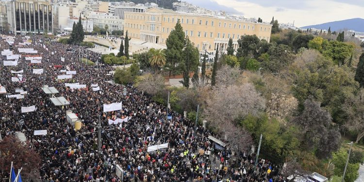 Απεργιακή συγκέντρωση στην πλατεία Συντάγματος στην Αθήνα για τη συμπλήρωση δύο χρόνων από το σιδηροδρομικό δυστύχημα των Τεμπών, που στοίχισε τις ζωές 57 ανθρώπων, Παρασκευή 28 Φεβρουαρίου 2025. Συνδικάτα, ομοσπονδίες, σύλλογοι, ενώσεις, φορείς, οργανώσεις και κινήσεις πολιτών έχουν κηρύξει 24ωρη απεργία, στην μνήμη των θυμάτων με αίτημα να μην υπάρξει καμιά συγκάλυψη και να αποδοθεί δικαιοσύνη. 
(ΓΙΩΡΓΟΣ ΚΟΝΤΑΡΙΝΗΣ/EUROKINISSI)