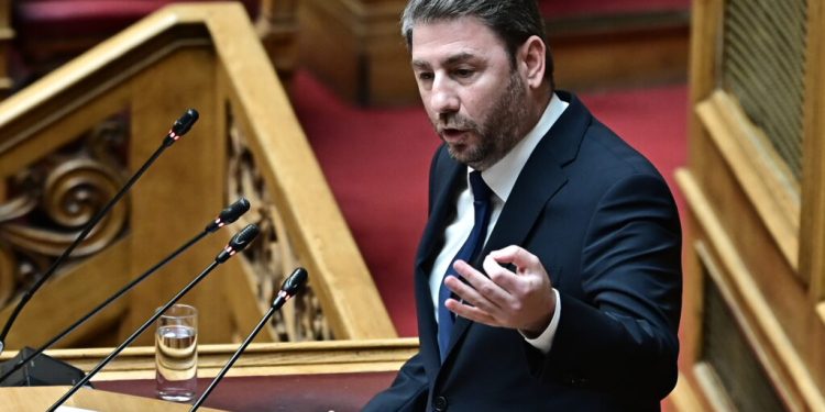 Συζήτηση και ψηφοφορία στην Ολομέλεια της Βουλής για την σύσταση Προανακριτικής Επιτροπής, η οποία θα κληθεί να διερευνήσει τις τυχόν ποινικές ευθύνες του πρώην υφυπουργού παρά τω πρωθυπουργώ, Χρήστου Τριαντόπουλου, για το μπάζωμα στο πεδίο της σύγκρουσης των αμαξοστοιχιών στα Τέμπη, Τρίτη 4 Μαρτίου 2025.  Την πρόταση κατέθεσαν ο Πρόεδρος του ΠΑΣΟΚ - Κινήματος Αλλαγής, Νίκος Ανδρουλάκης και τριάντα βουλευτές του κόμματος.  
(ΜΙΧΑΛΗΣ ΚΑΡΑΓΙΑΝΝΗΣ/EUROKINISSI)