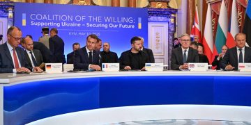 epa12088112 (L-R) Germany's Chancellor Friedrich Merz, France's President Emmanuel Macron, Ukraine's President Volodymyr Zelensky, Britain's Prime Minister Keir Starmer, and Poland's Prime Minister Donald Tusk attend a meeting of the 'coalition of the willing' at the Mariyinsky Palace, the official residence of the president of Ukraine, in Kyiv, Ukraine, 10 May 2025.  EPA/Darek Delmanowicz POLAND OUT