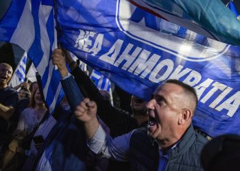 Anhänger der konservativen Partei Nea Dimokratia (ND) feiern vor dem Parteibüro in Athen. In Griechenland hat die konservative Regierungspartei Nea Dimokratia die Parlamentswahl klar gewonnen. +++ dpa-Bildfunk +++