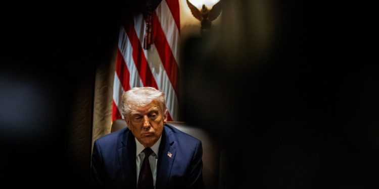 epa11985754 US President Donald Trump meets with his Cabinet in the White House Cabinet Room in Washington, DC, USA, 24 March 2025.  EPA/Samuel Corum/ POOL