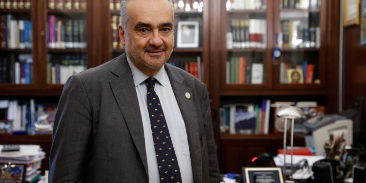 Ο Προέδρος του Δικηγορικού Συλλόγου Αθηνών Δημητρής Βερβεσός την Δευτέρα 3 Νοεμβρίου 2025. ΝΟΜΙΚΗ ΒΙΒΛΙΟΘΗΚΗ/ΒΑΣΙΛΗΣ ΡΕΜΠΑΠΗΣ